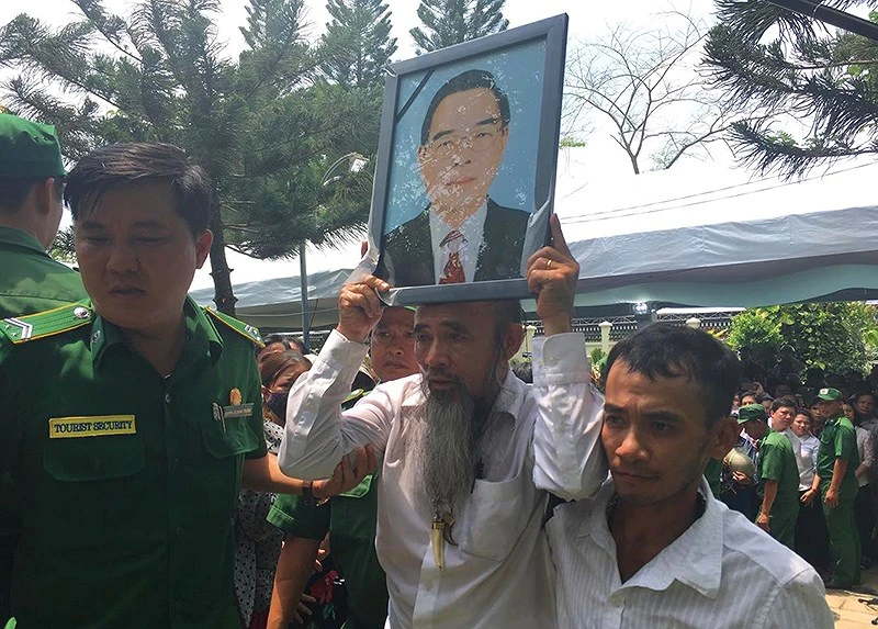  Dân đeo băng tang, lập bàn thờ tiễn bác Sáu Khải ảnh 8