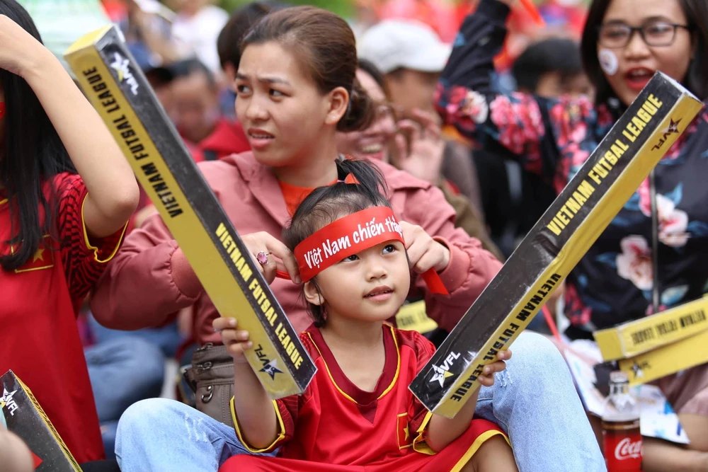 Cổ động viên cả nước tiếp lửa cho Olympic Việt Nam ảnh 2