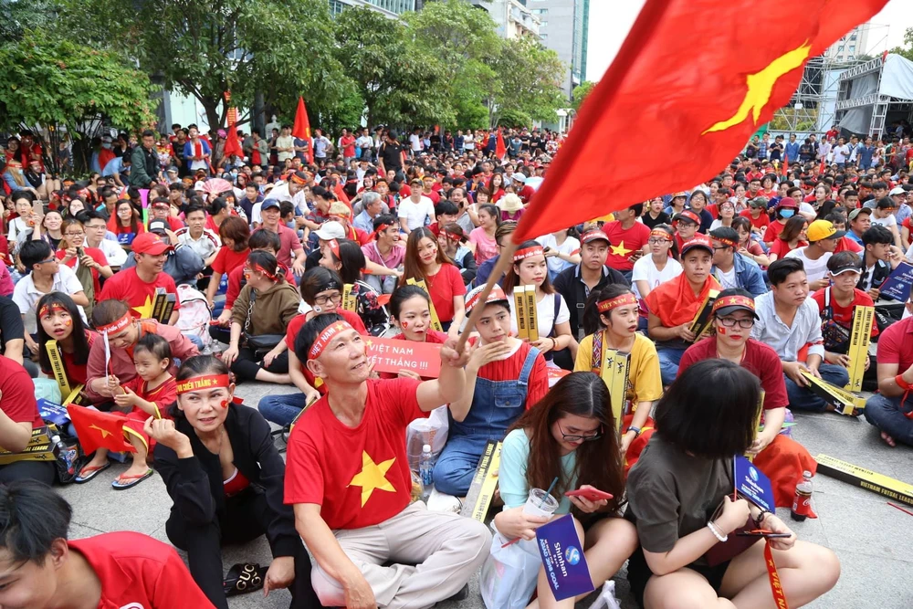 Cổ động viên cả nước tiếp lửa cho Olympic Việt Nam ảnh 7