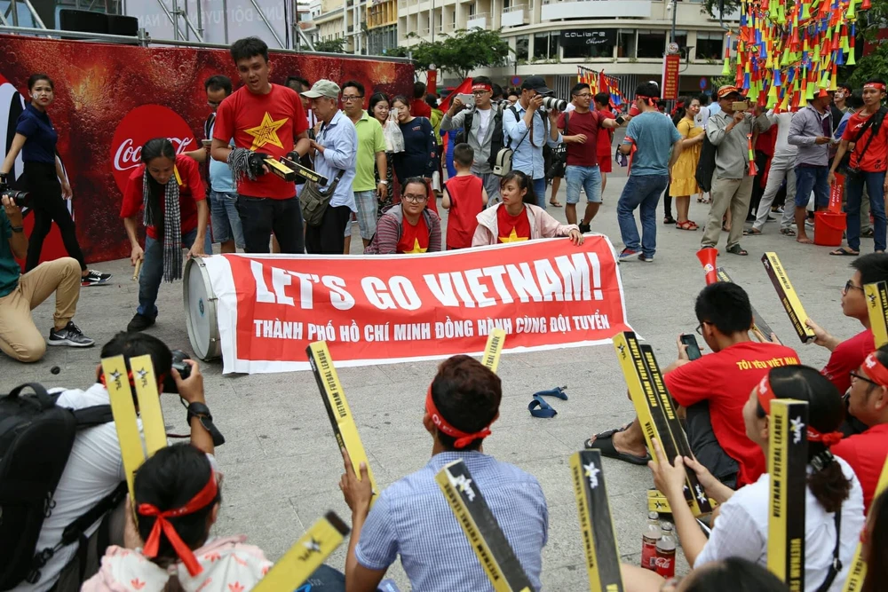 Cổ động viên cả nước tiếp lửa cho Olympic Việt Nam ảnh 12