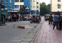 Manh mối tìm ra nhóm đâm chết người nhà con nợ ở quận 3 ảnh 10 Dân chung cư phát hoảng vì người đàn ông rơi xuống từ tầng cao