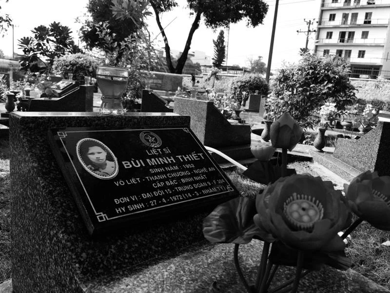 Tản mạn trong Nghĩa trang liệt sĩ chiều 30-4 ảnh 2