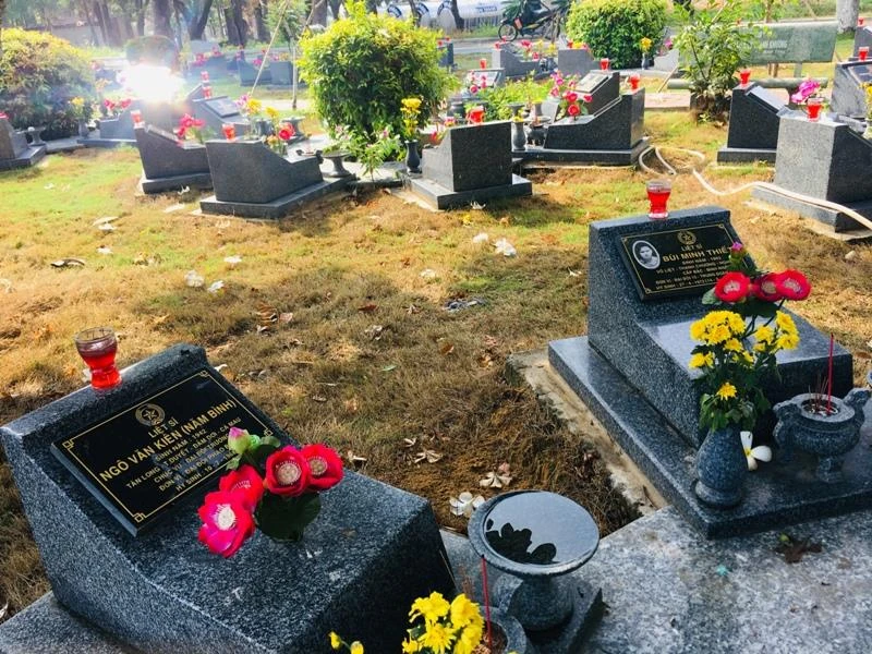 Tản mạn trong Nghĩa trang liệt sĩ chiều 30-4 ảnh 3