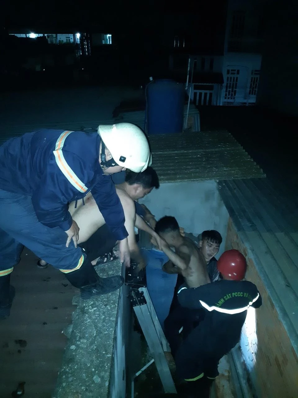 Sau cháy nhà, cảnh sát phát hiện thanh niên hốt hoảng ở tầng 3 ảnh 1 Sau cháy nhà, cảnh sát phát hiện thanh niên hốt hoảng ở tầng 3 ảnh 1