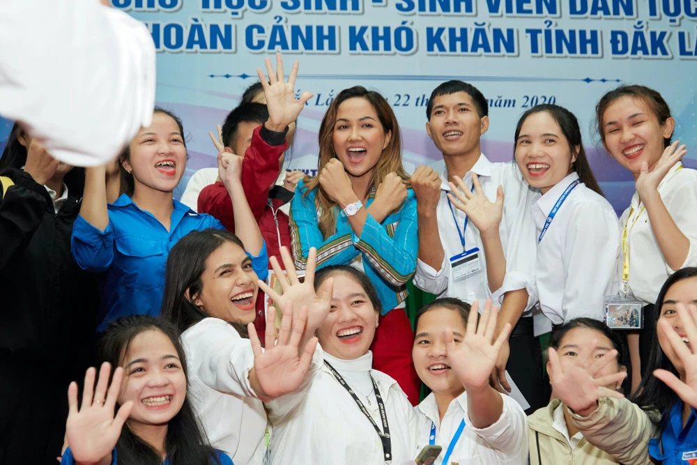 Hoa hậu H’Hen Niê giản dị áo dài trắng về thăm trường cũ ảnh 13