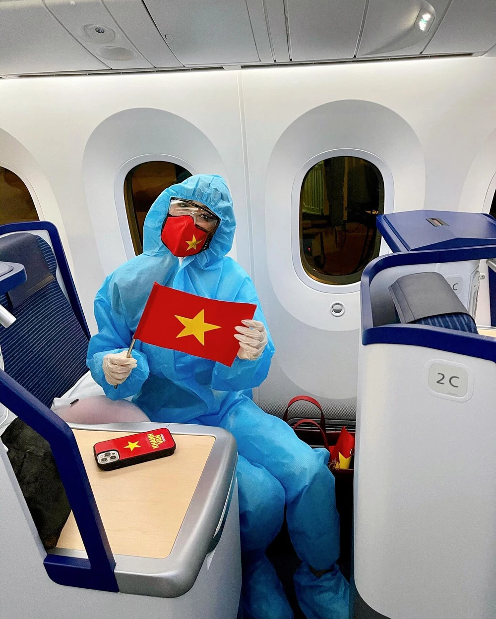 Trong 15 chiếc vali cùng Hoa hậu Khánh Vân đến Mỹ có gì? ảnh 5