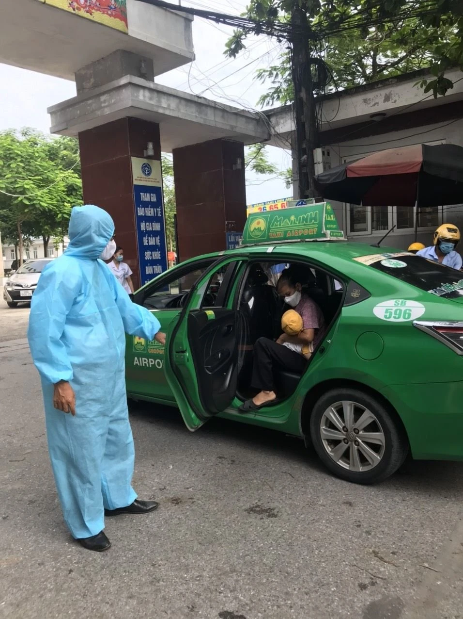 TP.HCM: Đang chạy xe đón khách, nam tài xế dừng xe đỡ đẻ cho sản phụ ảnh 2 TP.HCM: Đang chạy xe đón khách, nam tài xế dừng xe đỡ đẻ cho sản phụ ảnh 2