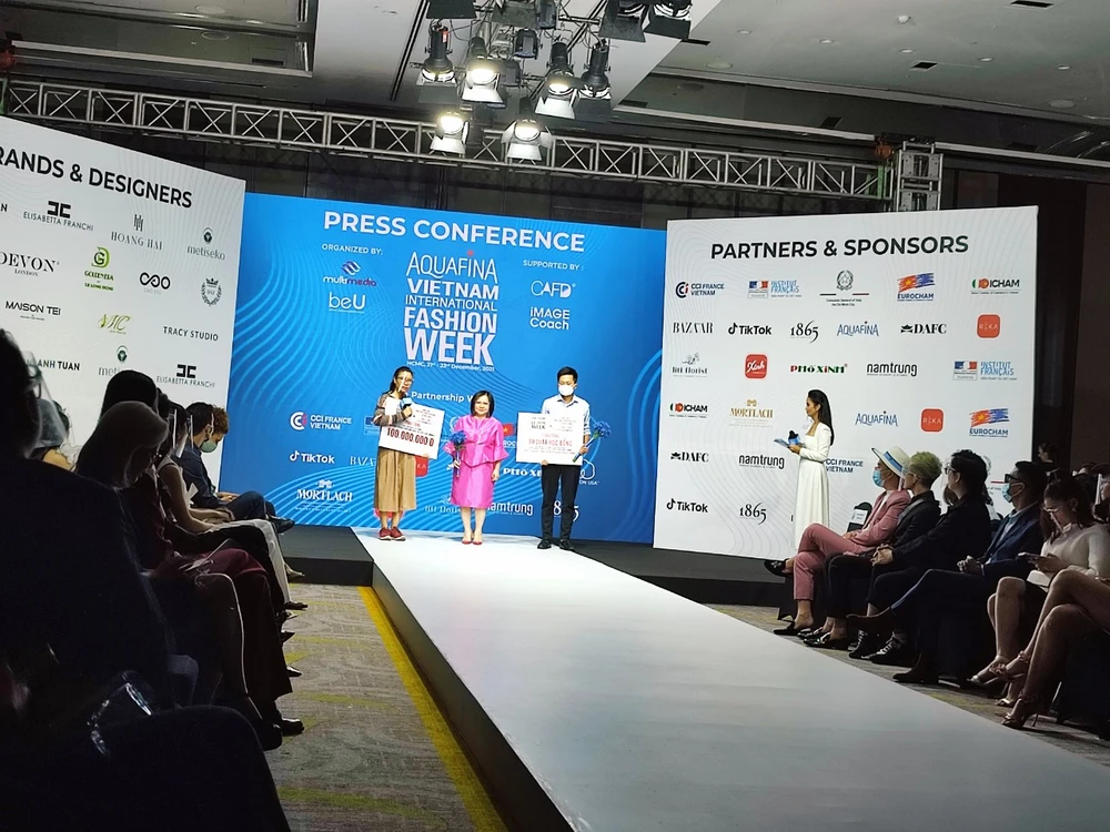 Thời trang kết hợp cải lương tuồng cổ trong Tuần lễ thời trang 2021 ảnh 4