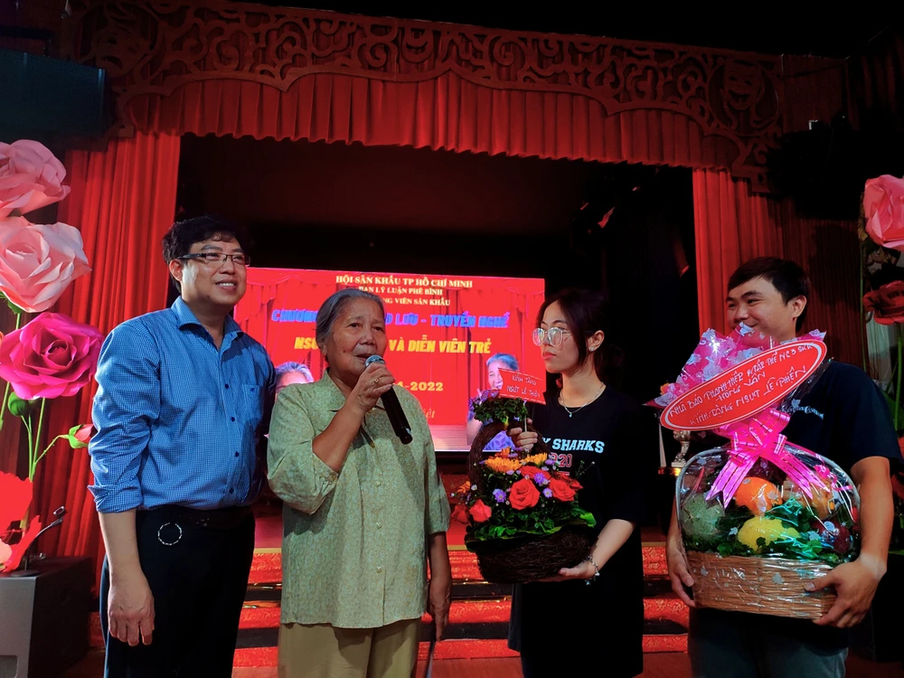 Nghệ sĩ Lê Thiện ở tuổi gần 80 vẫn không ngại đường xa tới truyền nghề cho các diễn viên trẻ. Ảnh: NGUYỄN TRÀ