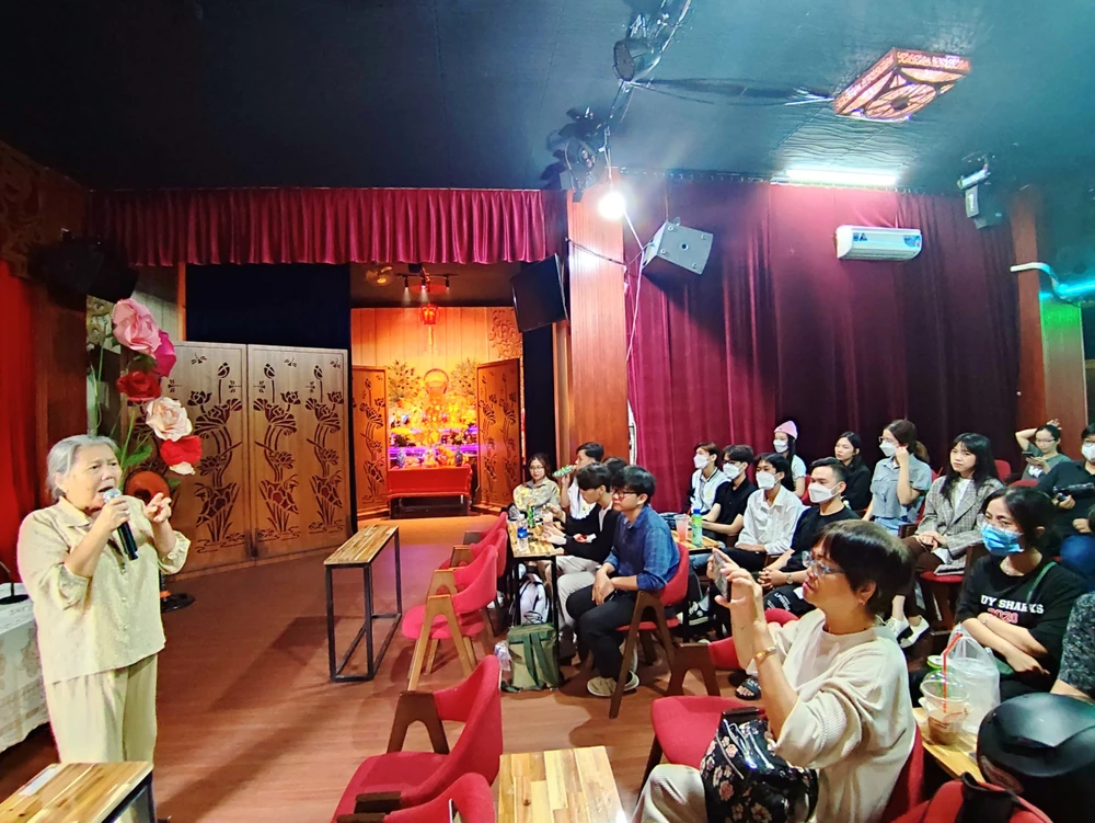 Nghệ sĩ Lê Thiện giao lưu truyền nghề với các diễn viên trẻ tại sân khấu Sen Việt. Ảnh: NGUYỄN TRÀ