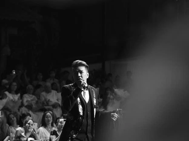 Đàm Vĩnh Hưng cháy hết mình trên sân khấu