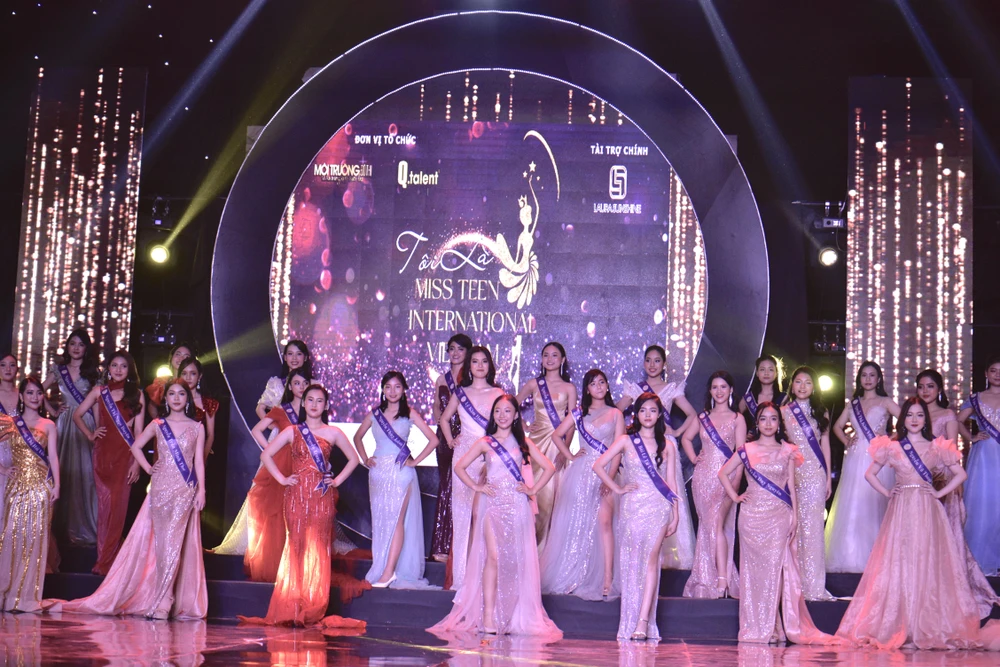 Trương Phương Nga và các thí sinh trong trang phục dạ hội. Ảnh: NGUYỄN TRÀ