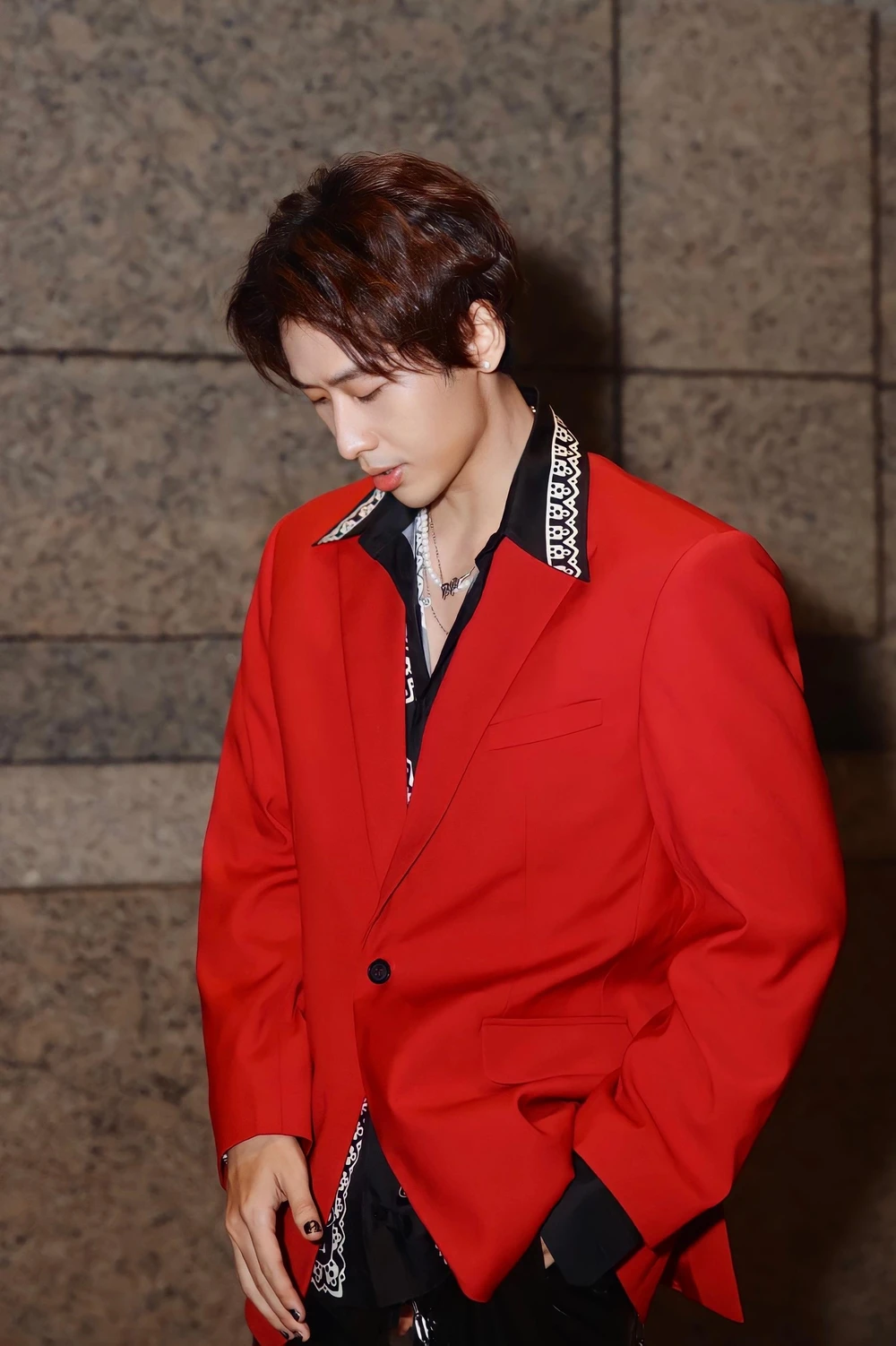 Tuấn Trần lịch lãm, khác hẳn với hình tượng cool ngầu trước đây. ẢNH: NVCC