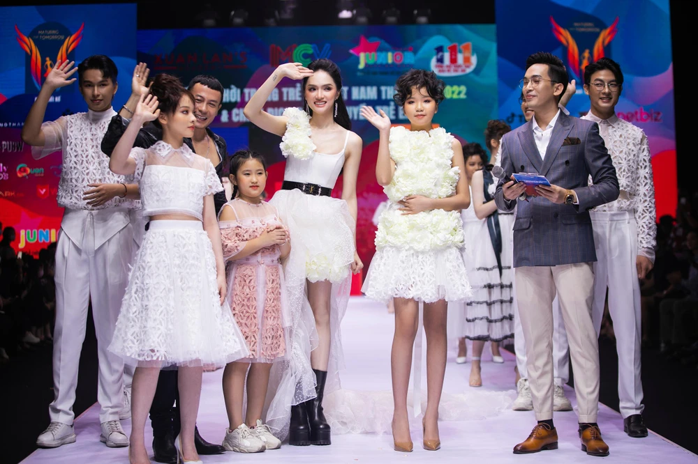 Hoa hậu Hương Giang xuất hiện rạng rỡ tinh khôi cùng các học trò tại Tuần lễ thời trang trẻ em