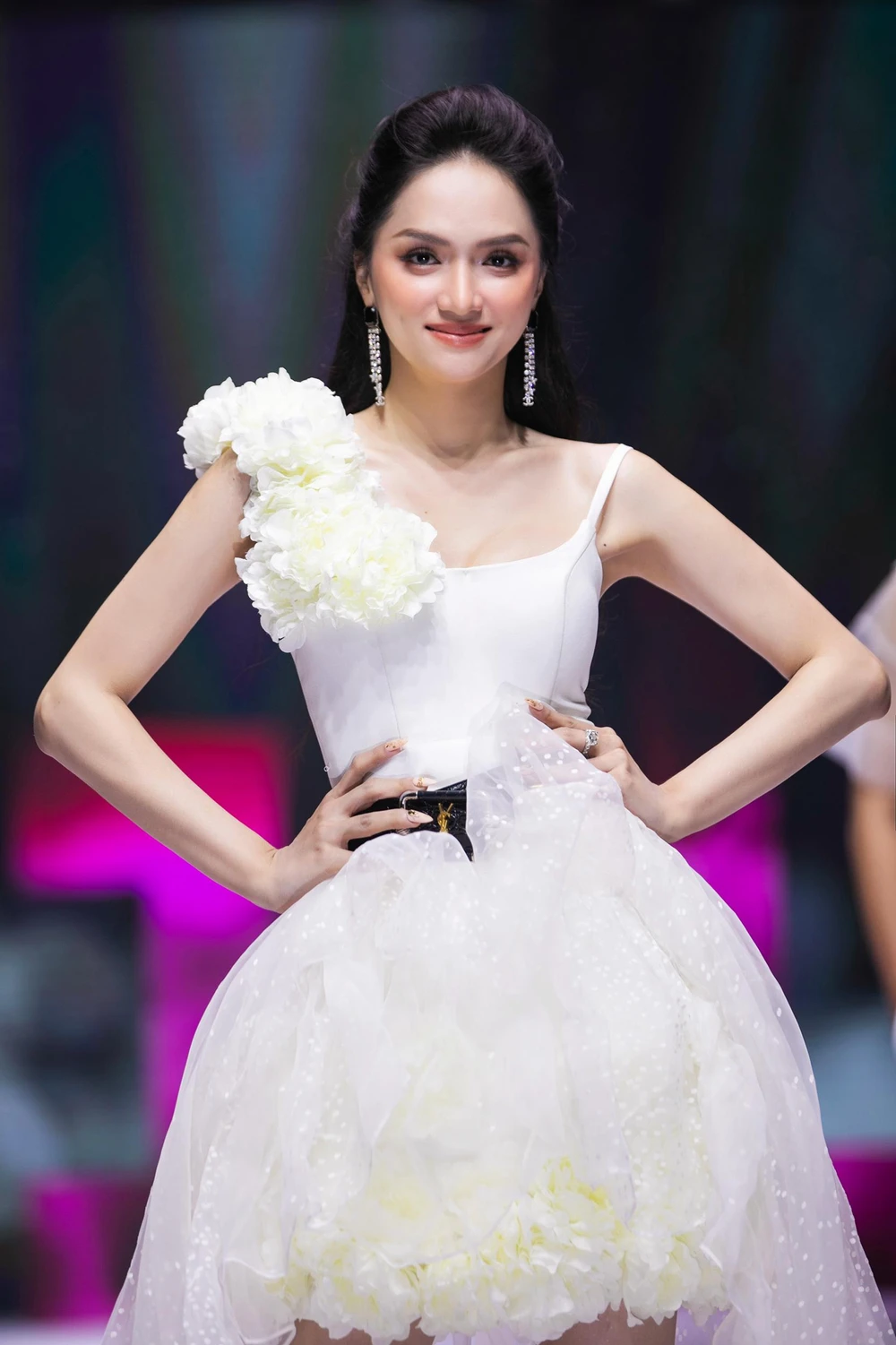 Hương Giang xuất hiện rạng rỡ tinh khôi như nàng công chúa bước ra từ câu chuyện cổ tích