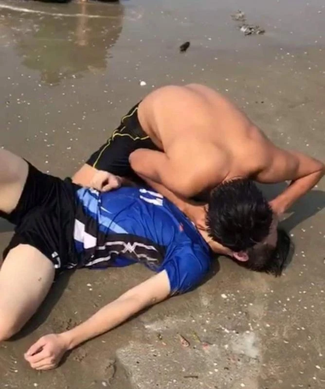 Hình ảnh clip về Trung uý Thái Ngô Hiếu- người chiến sĩ công an cứu 4 người sắp chìm xuống biển Vũng Tàu được chia sẻ mạnh mẽ trên mạng xã hội. Hình ảnh clip về Trung uý Thái Ngô Hiếu- người chiến sĩ công an cứu 4 người sắp chìm xuống biển Vũng Tàu được chia sẻ mạnh mẽ trên mạng xã hội.