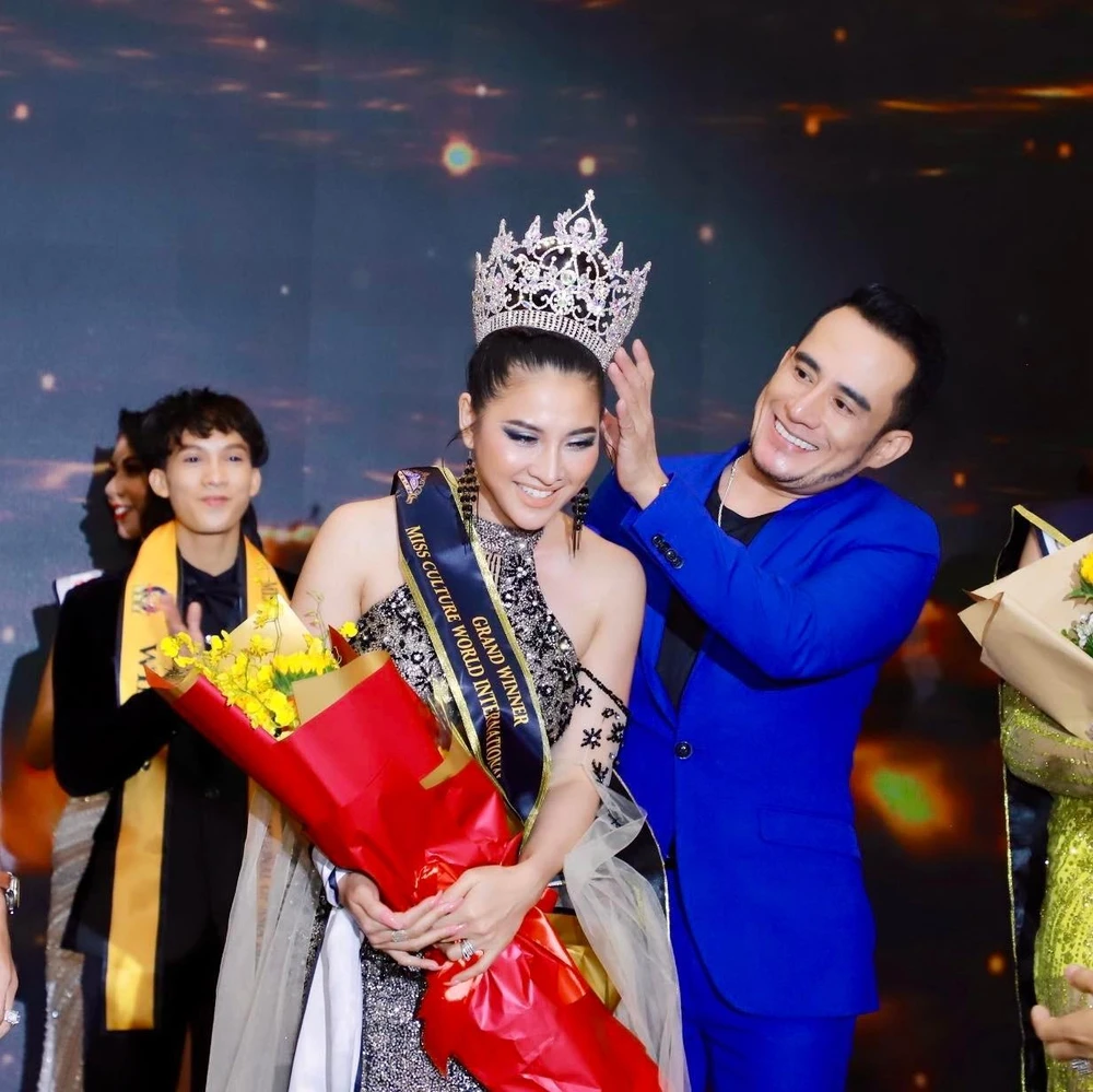 Thái Nhã Vân đăng quang Hoa Hậu Văn hoá Thế giới 2022. Ảnh: FBNV