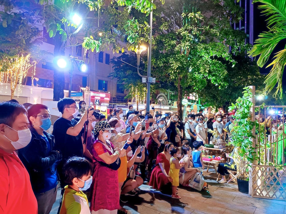 Người dân TP.HCM nô nức dự lễ khai mạc ‘Ngày Sách và văn hoá đọc Việt Nam’ ảnh 5