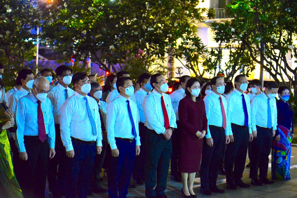 Bí thư Thành uỷ TP.HCM Nguyễn Văn Nên cùng các lãnh đạo dâng hương dâng hoa tại công viên tượng đài Chủ tịch Hồ Chí Minh. Ảnh: NGUYỄN TRÀ