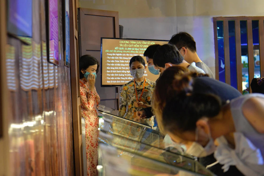 Khán giả thích thú xem những tư liệu sách quý hiếm tại không gian văn hoá đọc của Sở Văn hoá Thể thao TP.HCM