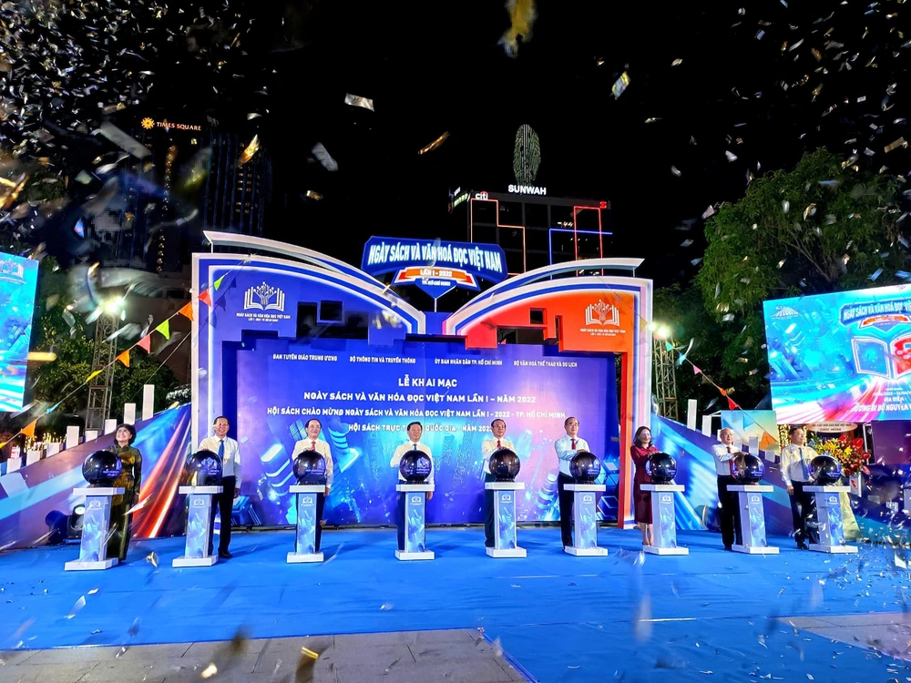 Nghi thức chạm quả cầu điện tử khai mạc tuần lễ 'Ngày Sách và văn hoá đọc Việt Nam’