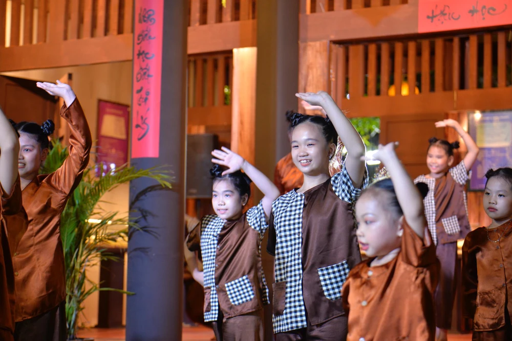 Phố đi bộ Nguyễn Huệ đang diễn ra nhiều hoạt động sôi nổi thu hút đông đảo trẻ em và phụ huynh tham gia. Ảnh: NGUYỄN TRÀ