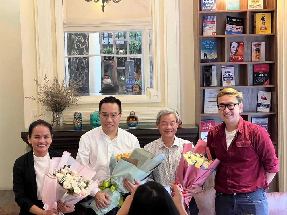 Ông Nguyễn Nguyên- Cục trưởng Cục Xuất bản, In và Phát hành (áo trắng) cùng các khách mời tại toạ đàm. Ảnh: Thuận Tùng