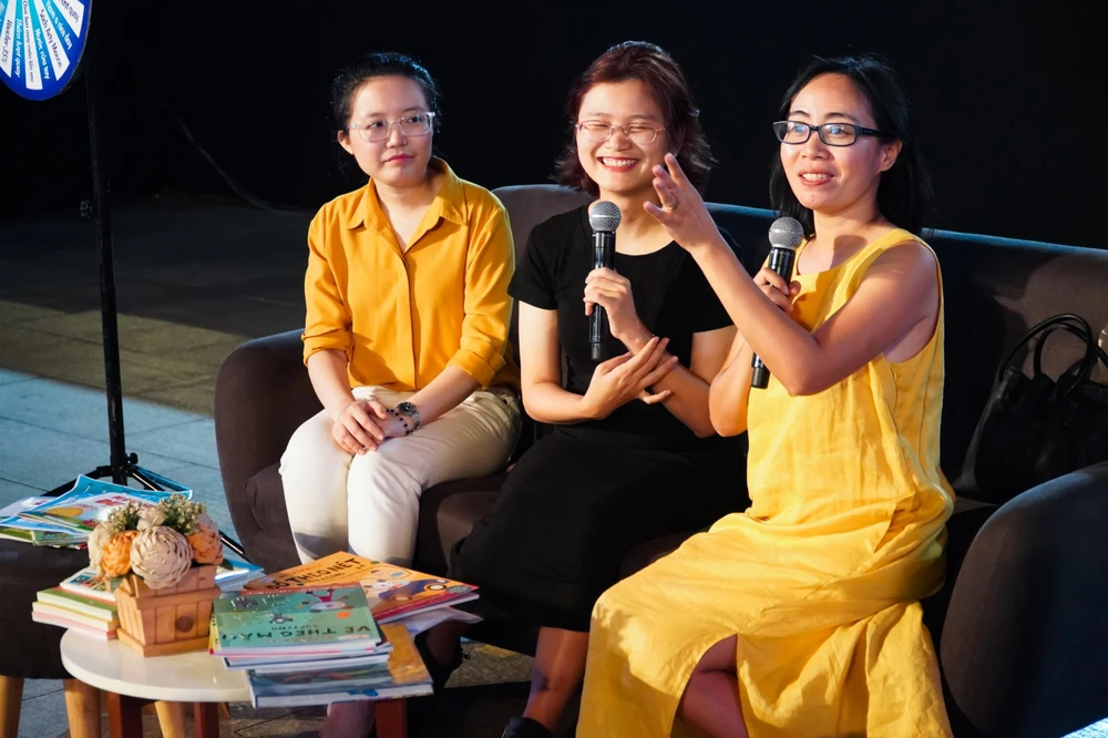 Các khách mời trò chuyện về thấu hiểu và kết nối với trẻ qua sách. Ảnh: NGUYỄN TRÀ