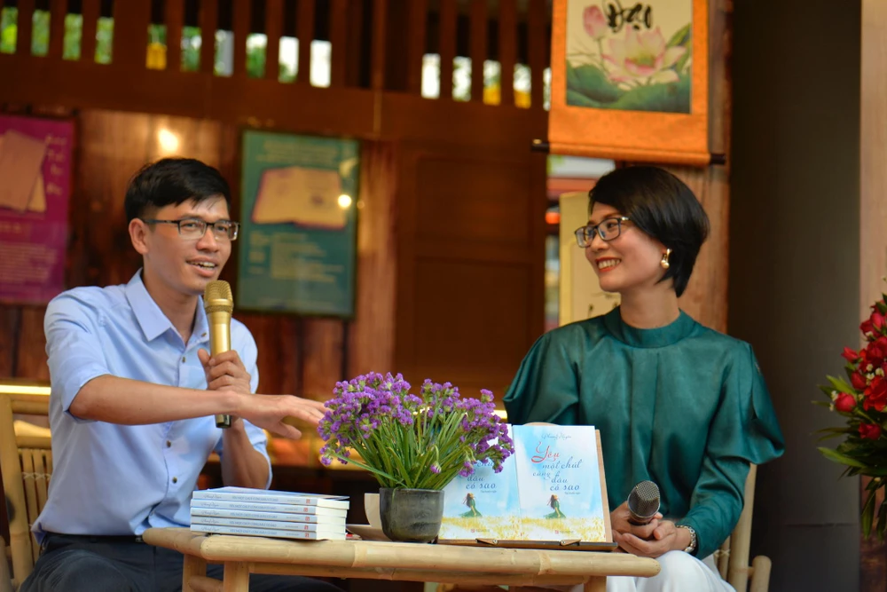 MC duyên dáng, dí dỏm Trần Đình Ba là người dẫn dắt trong buổi trò chuyện cùng nhà văn Phương Huyền.