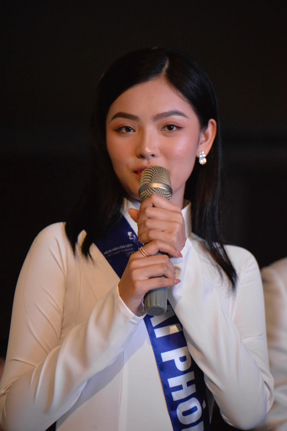 Tuyết Mai - nữ sinh Đại học Ngoại Thương giới thiệu bản thân bằng hai ngôn ngữ: Tiếng Pháp và tiếng Anh. Ảnh: NGUYỄN TRÀ