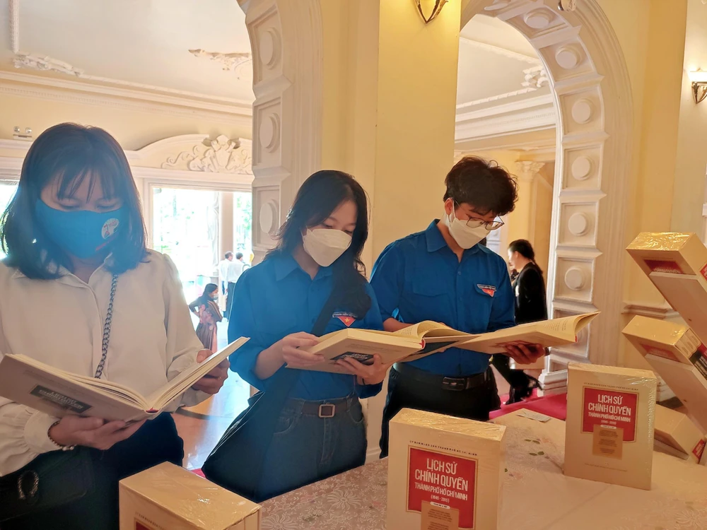 Các bạn trẻ tìm hiểu về Lịch sư chính quyền TP.HCM giai đoạn 1945- 2015. Ảnh: NGUYỄN TRÀ