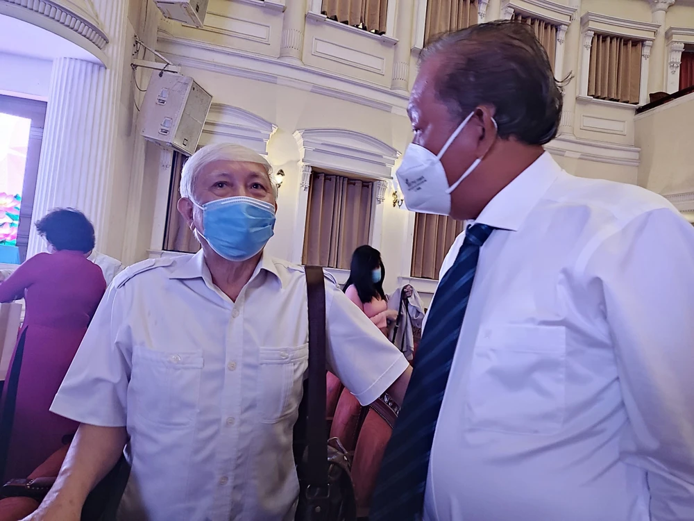 Nguyên Phó thủ tướng thường trực Trương Hòa Bình ở lại chuyện trò cùng các lãnh đạo, nguyên lãnh đạo sau khi kết thúc buổi lễ. Ảnh: NGUYỄN TRÀ