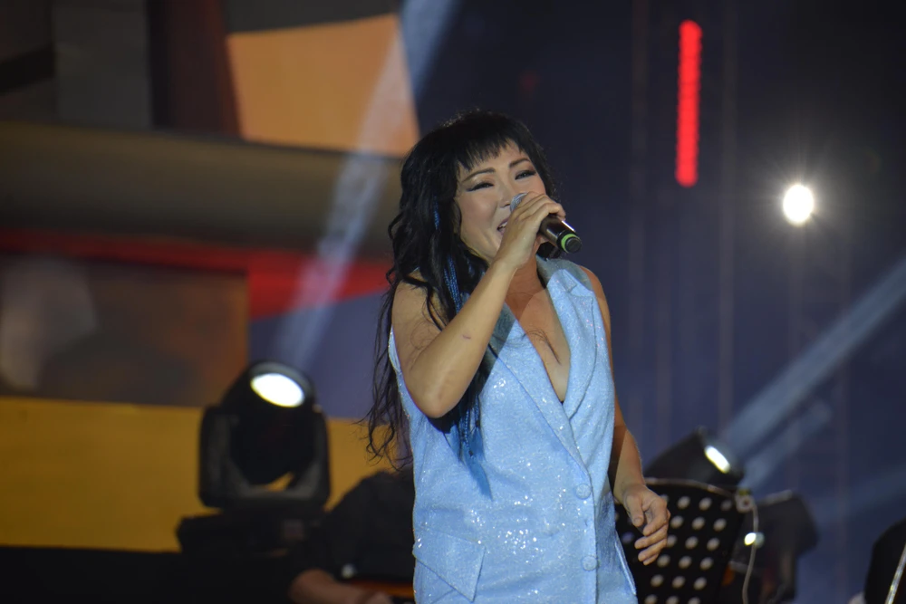 Phương Thanh đốt cháy phố đi bộ bằng những bản hit đã đi cùng năm tháng: Giã từ dĩ vãng, Trống vắng... Ảnh: NGUYỄN TRÀ