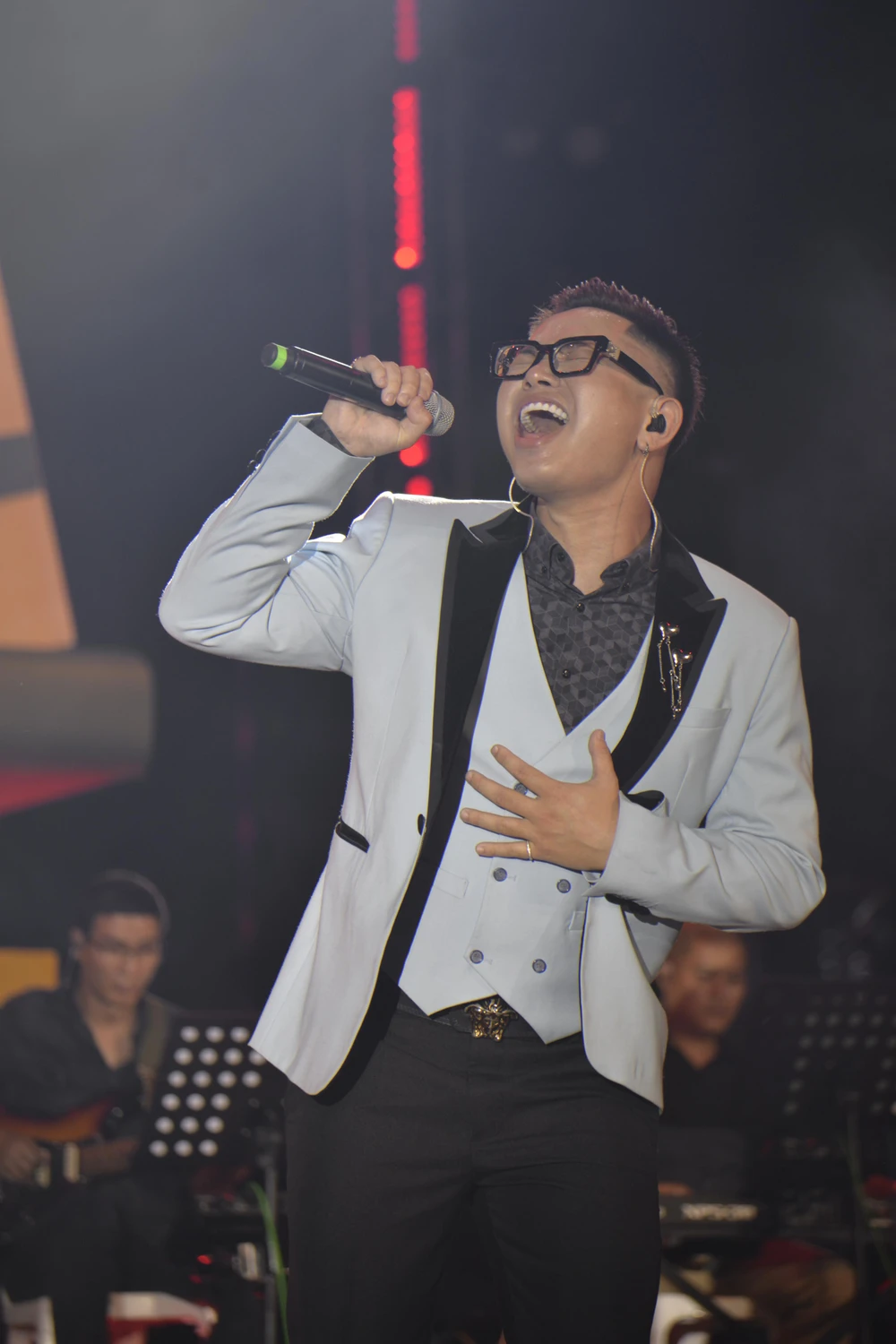 Quang Đăng Trần cháy hết mình cùng các bạn trẻ ở phố đi bộ trong đêm nhạc. Ảnh: NGUYỄN TRÀ