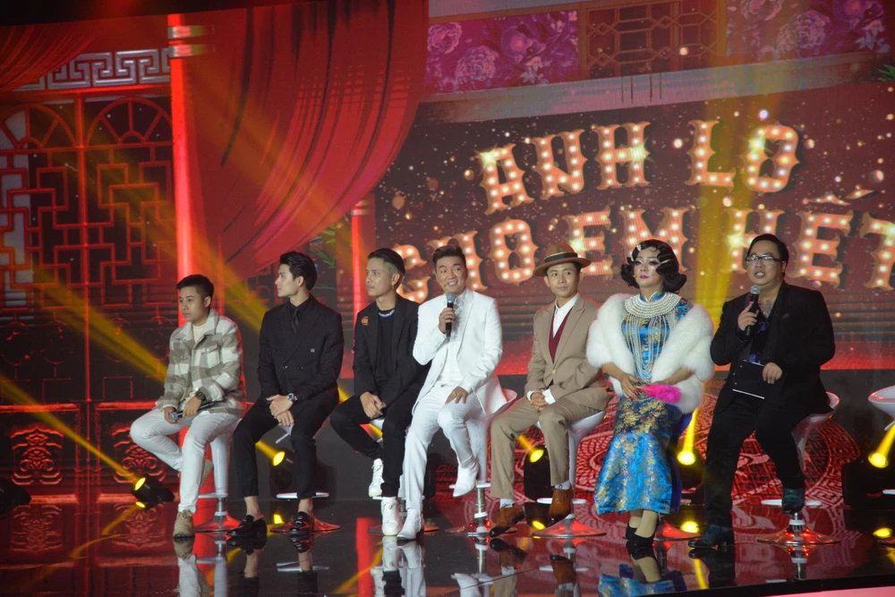 Đàm Vĩnh Hưng và ê-kip MV 'Anh lo cho em hết' trả lời báo chí, người hâm mộ. Ảnh: NGUYỄN TRÀ