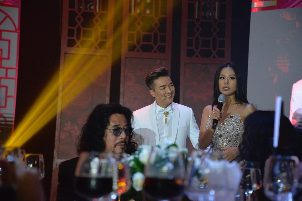 Nam Thư hài hước đặt câu hỏi trong họp báo: Tại sao em tham gia MV mà em không được tổ chức họp báo?. Ảnh: NGUYỄN TRÀ