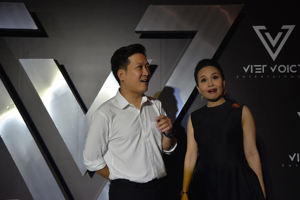 Trường Giang đến vui cùng đàn anh. Anh trò chuyện với ca sĩ Cẩm Ly trước giờ bắt đầu