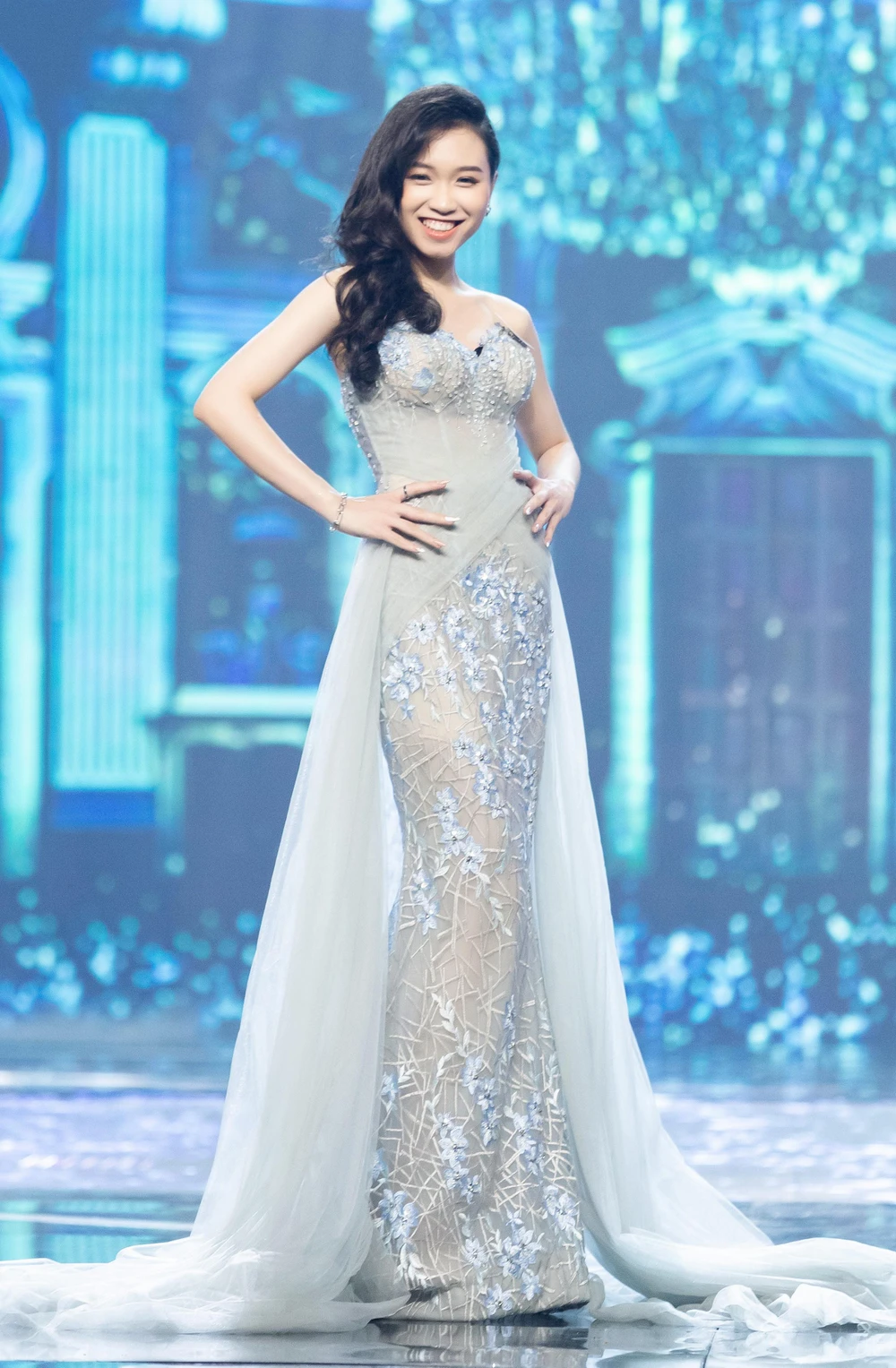 Các thí sinh duyên dáng, sang trọng trong trang phục dạ hội.