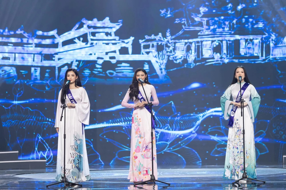 Nữ sinh Ngoại Thương Trần Tuyết Mai (ngoài cùng bên trái) cùng các thí sinh Hoa hậu Du lịch Toàn cầu trong trang phục áo dài.