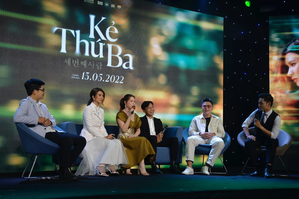 Lý Nhã Kỳ và ê-kíp lần lượt trả lời những câu hỏi. Ảnh: NGUYỄN TRÀ Lý Nhã Kỳ và ê-kíp lần lượt trả lời những câu hỏi. Ảnh: NGUYỄN TRÀ