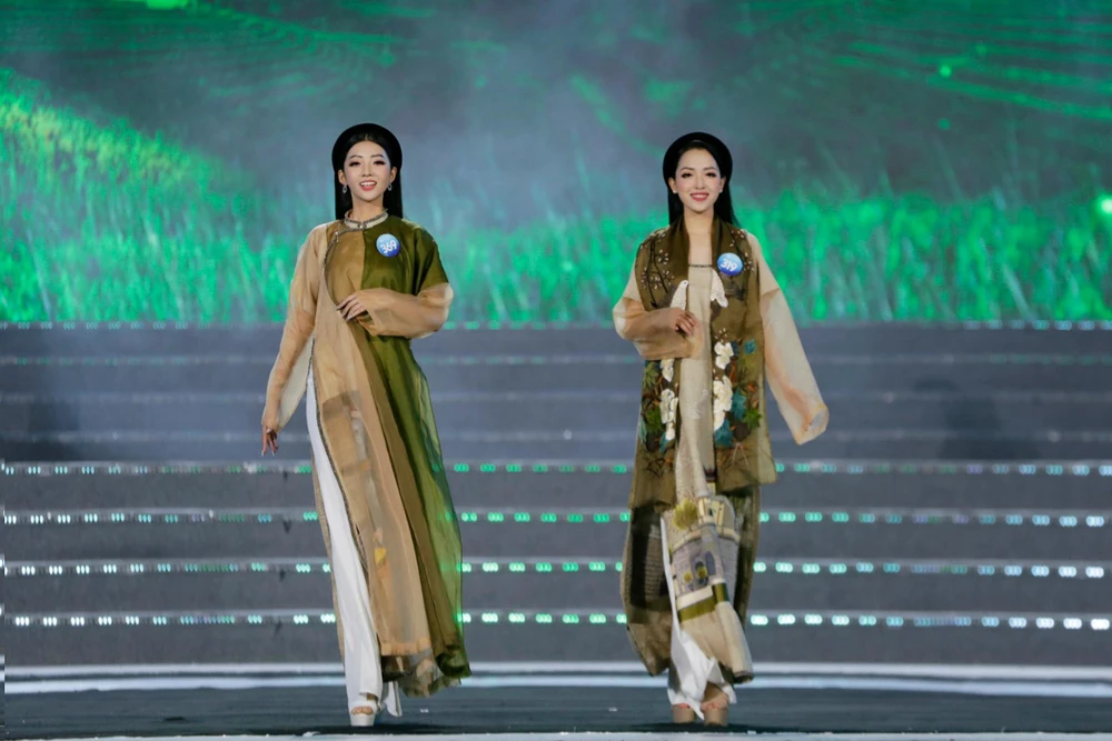 Các thí sinh trong trang phục áo dài Các thí sinh trong trang phục áo dài