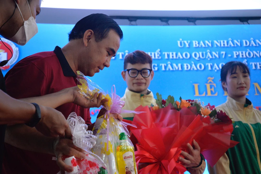 Nghệ sĩ Quyền Linh tặng quà hỗ trợ các tài năng thể thao vào sáng nay, 26-4. Ảnh: NGUYỄN TRÀ Nghệ sĩ Quyền Linh tặng quà hỗ trợ các tài năng thể thao vào sáng nay, 26-4. Ảnh: NGUYỄN TRÀ