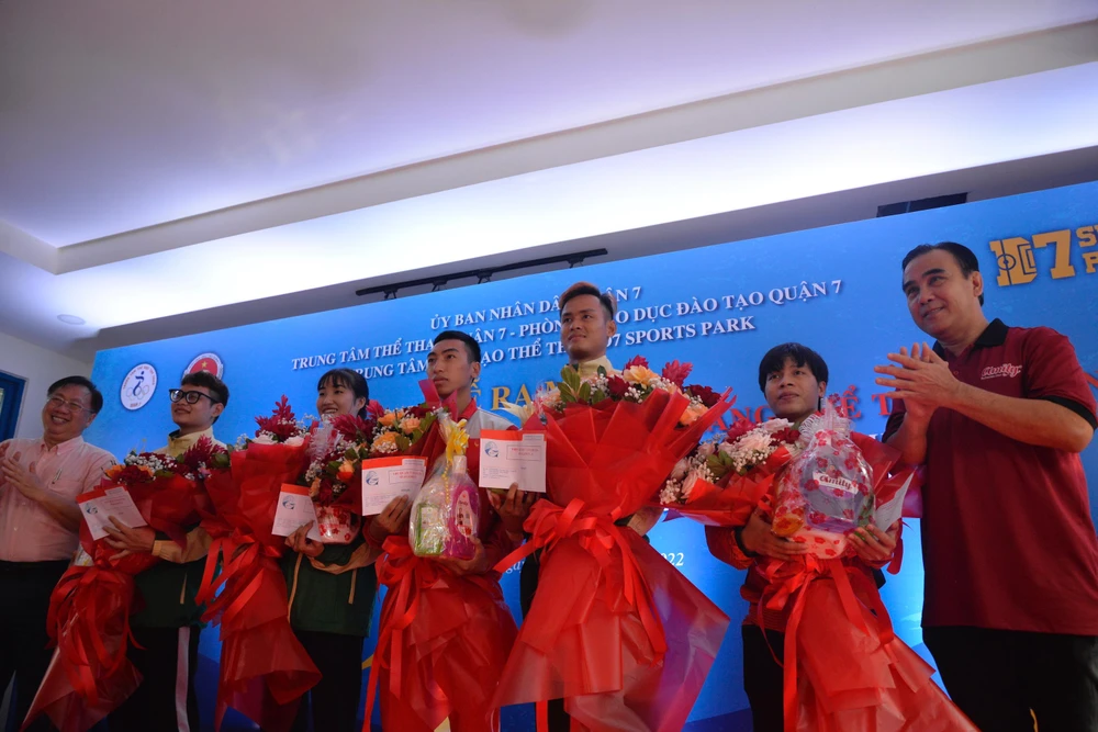 Ông Mai Bá Hùng - Phó Giám đốc Sở Văn hóa – Thể thao TP.HCM và nghệ sĩ Quyền Linh trao quà tặng trong chương trình“Tìm kiếm và phát triển tài năng thể thao”. Ảnh: NGUYỄN TRÀ Ông Mai Bá Hùng - Phó Giám đốc Sở Văn hóa – Thể thao TP.HCM và nghệ sĩ Quyền Linh trao quà tặng trong chương trình“Tìm kiếm và phát triển tài năng thể thao”. Ảnh: NGUYỄN TRÀ