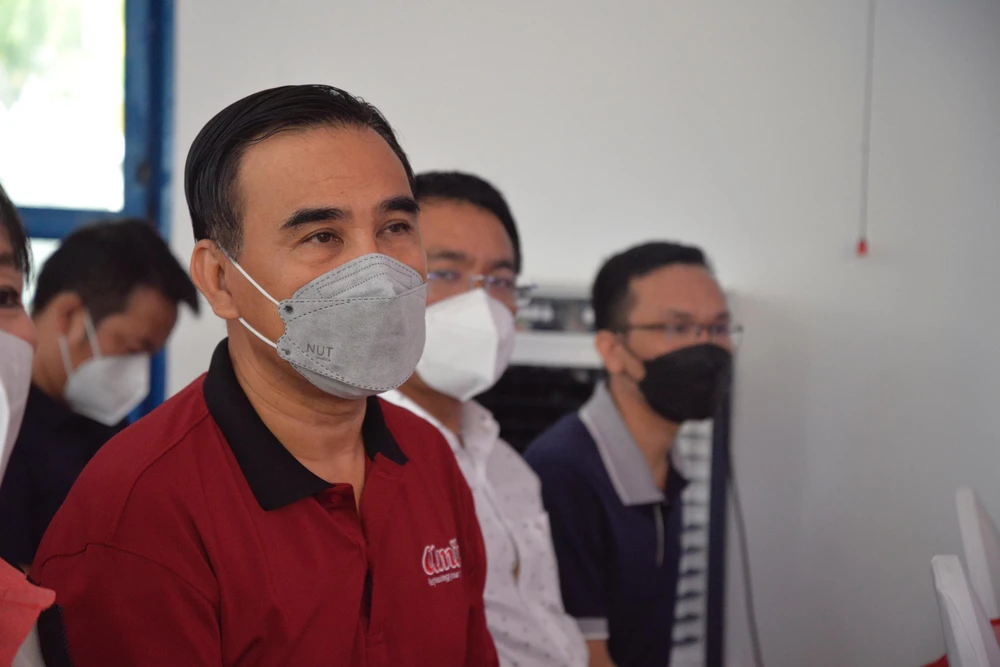 Quyền Linh lặng người khi biết nhiều em trong số đó không may mất cha hoặc mẹ trong đại dịch COVID-19 vừa qua. Ảnh: NGUYỄN TRÀ Quyền Linh lặng người khi biết nhiều em trong số đó không may mất cha hoặc mẹ trong đại dịch COVID-19 vừa qua. Ảnh: NGUYỄN TRÀ