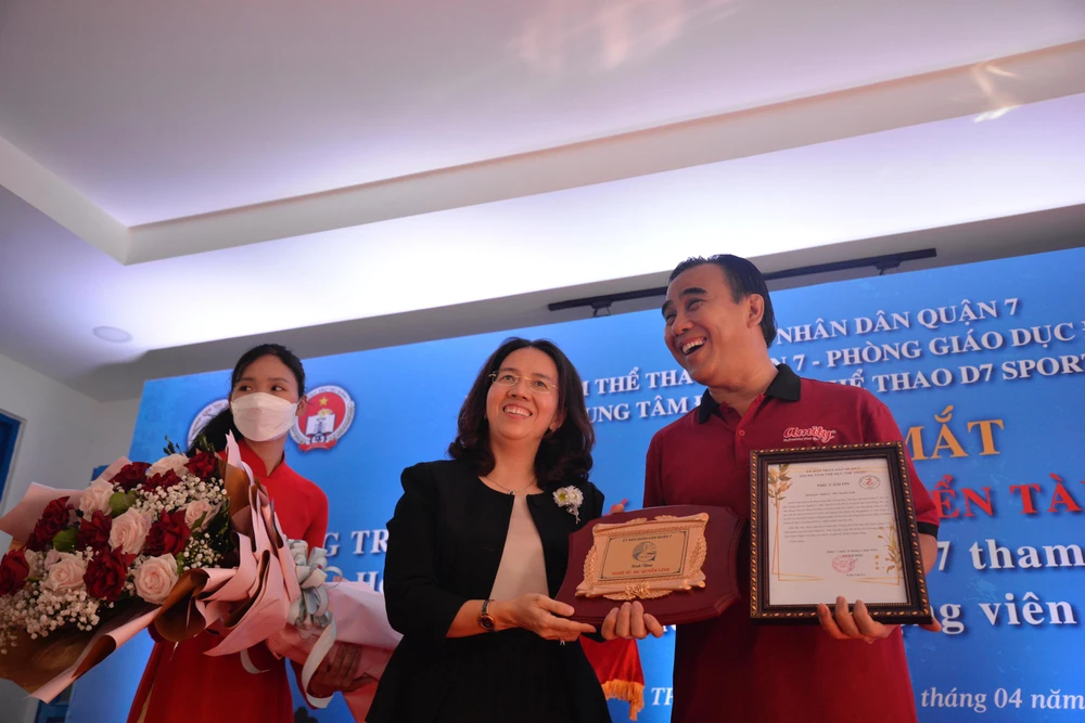 Bà Nguyễn Thị Bé Ngoan, Phó Chủ tịch UBND quận 7 tặng quà lưu niệm cảm ơn nghệ sĩ Quyền Linh. Ảnh: NGUYỄN TRÀ Bà Nguyễn Thị Bé Ngoan, Phó Chủ tịch UBND quận 7 tặng quà lưu niệm cảm ơn nghệ sĩ Quyền Linh. Ảnh: NGUYỄN TRÀ