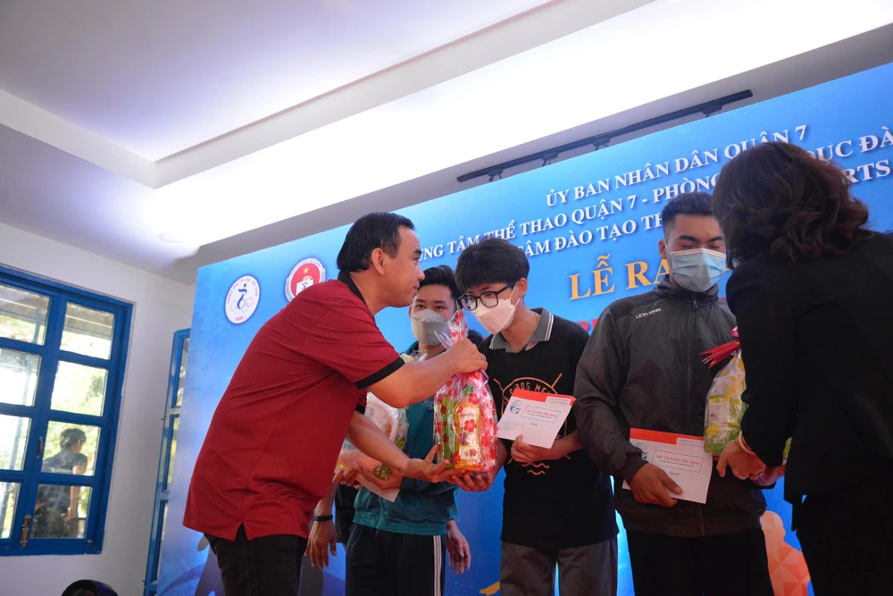 'Linh tin rằng những em chúng ta đang đào tạo tìm kiếm hôm nay sẽ xuất hiện ở không chỉ giải quốc gia mà còn giải quốc tế nữa...'. Ảnh: NGUYỄN TRÀ 'Linh tin rằng những em chúng ta đang đào tạo tìm kiếm hôm nay sẽ xuất hiện ở không chỉ giải quốc gia mà còn giải quốc tế nữa...'. Ảnh: NGUYỄN TRÀ