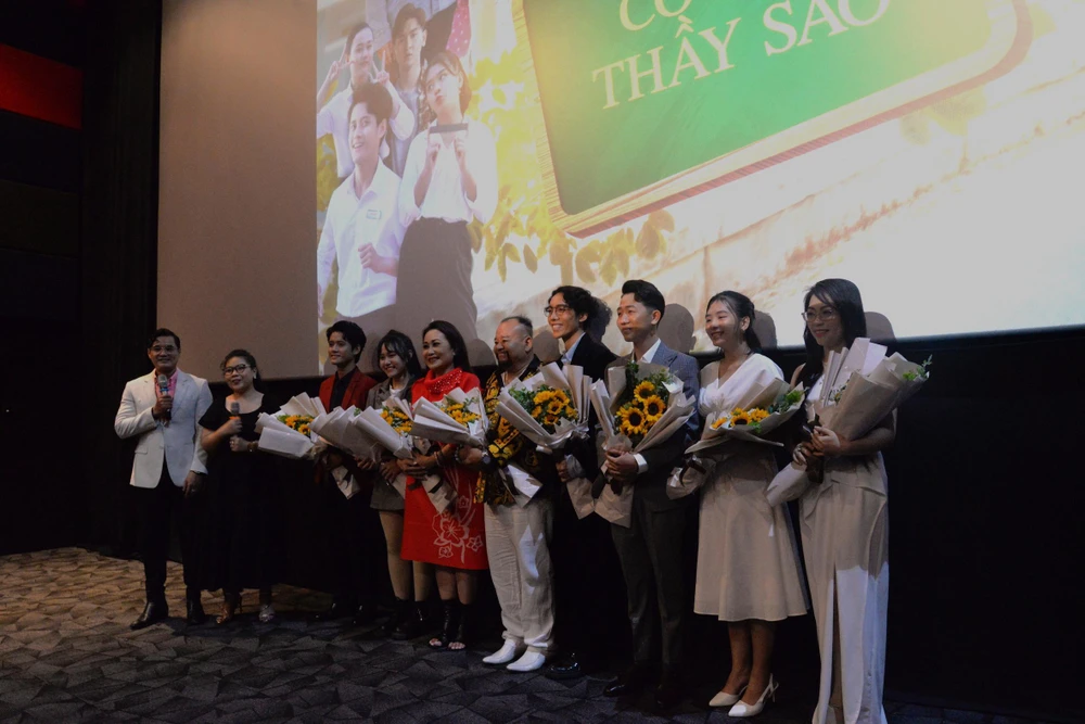 Đoàn phim 'Cô lầy thầy sao' giao lưu cùng báo chí. Ảnh: NGUYỄN TRÀ