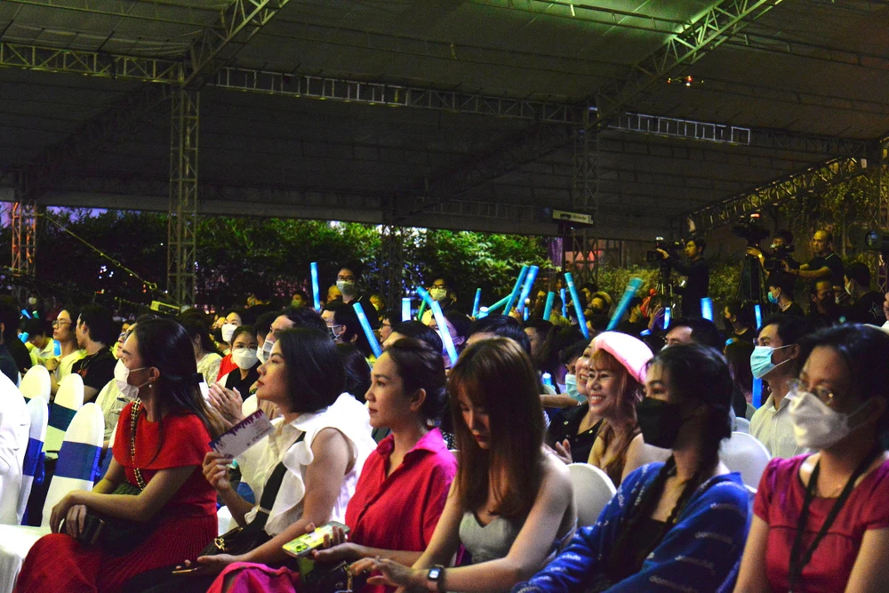 Khán giả đến từ rất sớm để chúc mừng các vận động viên tham dự SEA Games 31 và reo hò hát cùng Thiều Bảo Trâm, S.T Sơn Thạch…Ảnh: NGUYỄN TRÀ