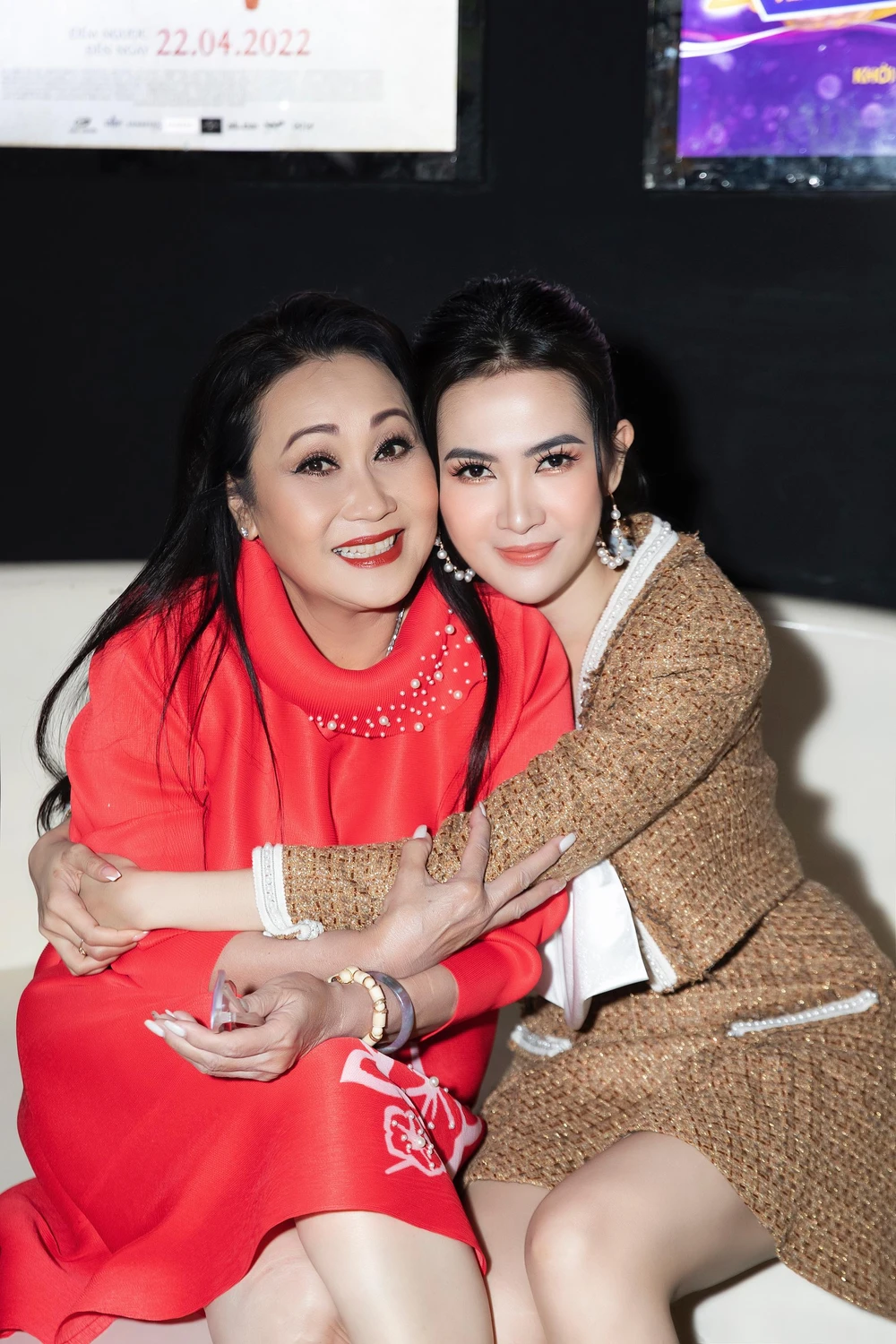 Mơ Phan thân thiết bên diễn viên cải lương Thanh Hằng. Ảnh: BÌNH NGUYÊN