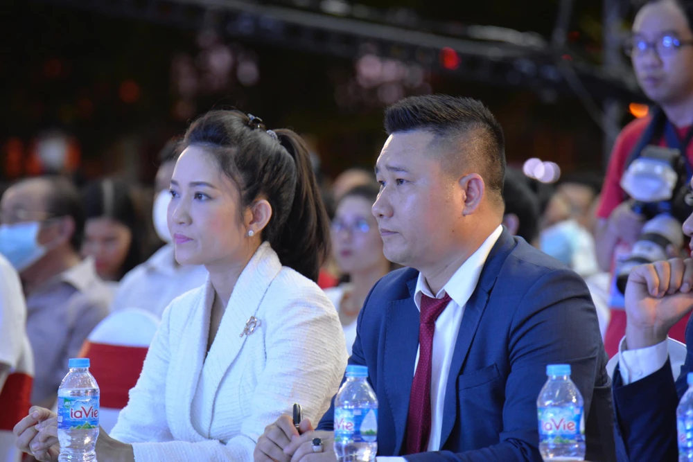 NSƯT Thanh Thúy - Phó Giám đốc Sở VH-TT TP HCM và ông Nguyễn Văn Quý - Phó tổng giám đốc Công ty cổ phần Mạng xã hội Du lịch Hahalolo. ẢNH: NGUYỄN TRÀ